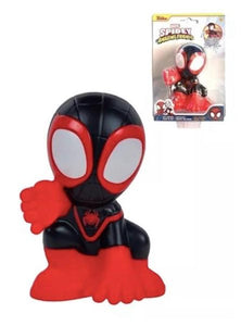 Miles Morales lanza agua